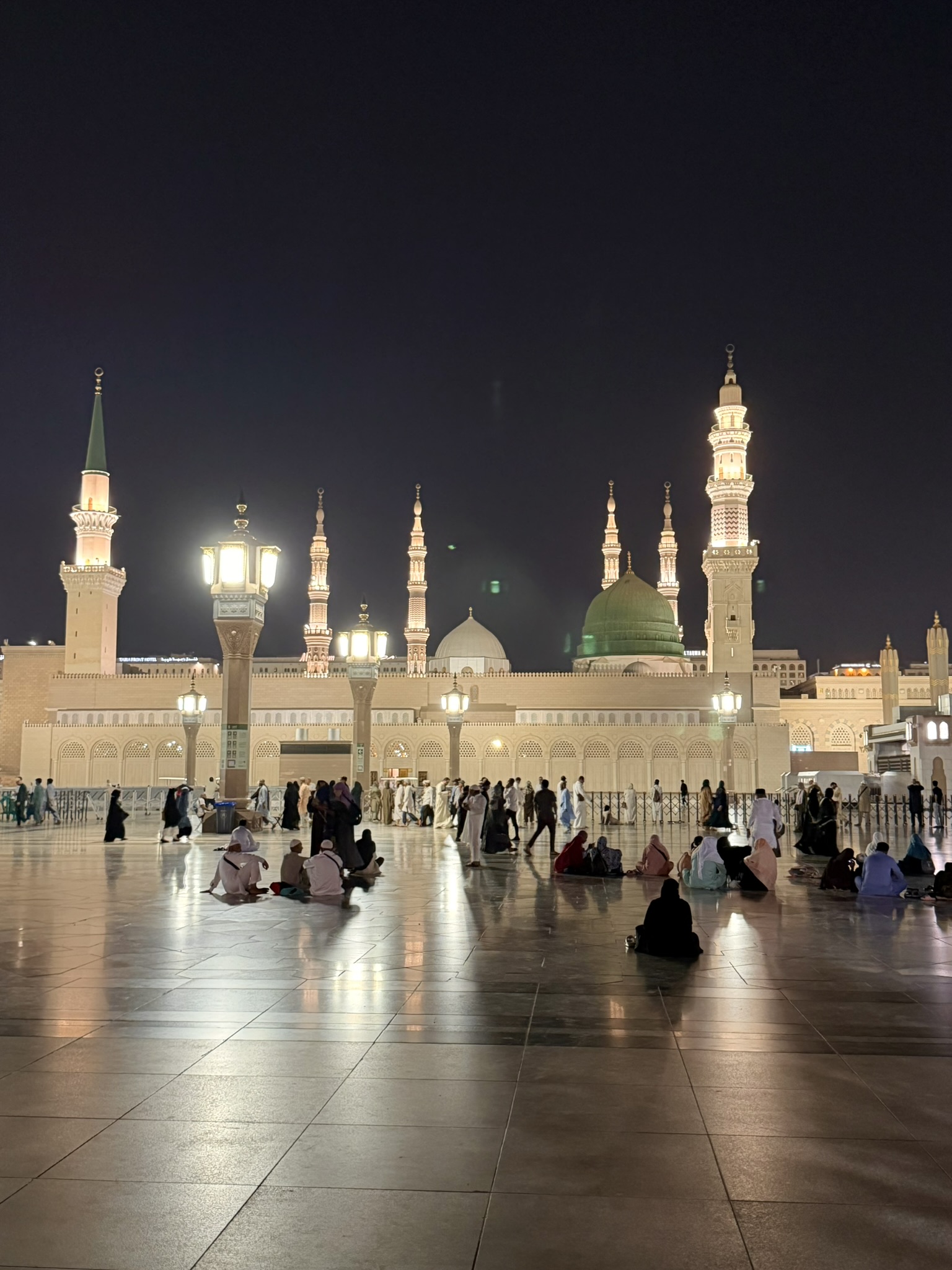 Prophet's Mosque at night with the green dome